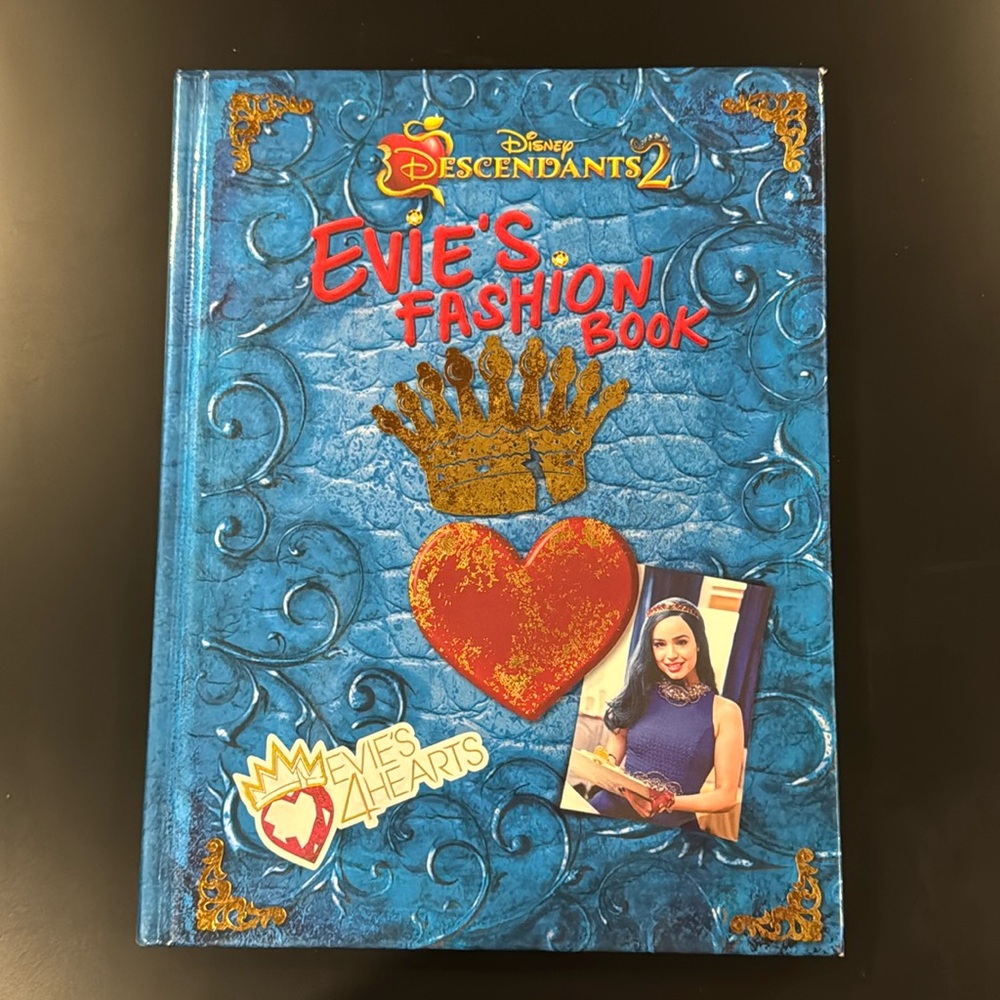 Disney Descendants 2: Evie’s Fashion Book - Hardcover Book